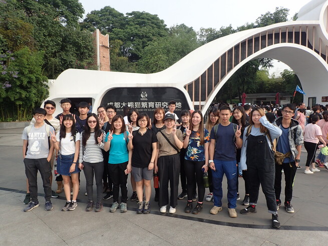 HLM students were visiting Chengdu Research Base of Giant Panda Breeding.